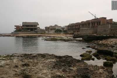 Mola, quelle villette fantasma adagiate sul mare da pi� di vent'anni